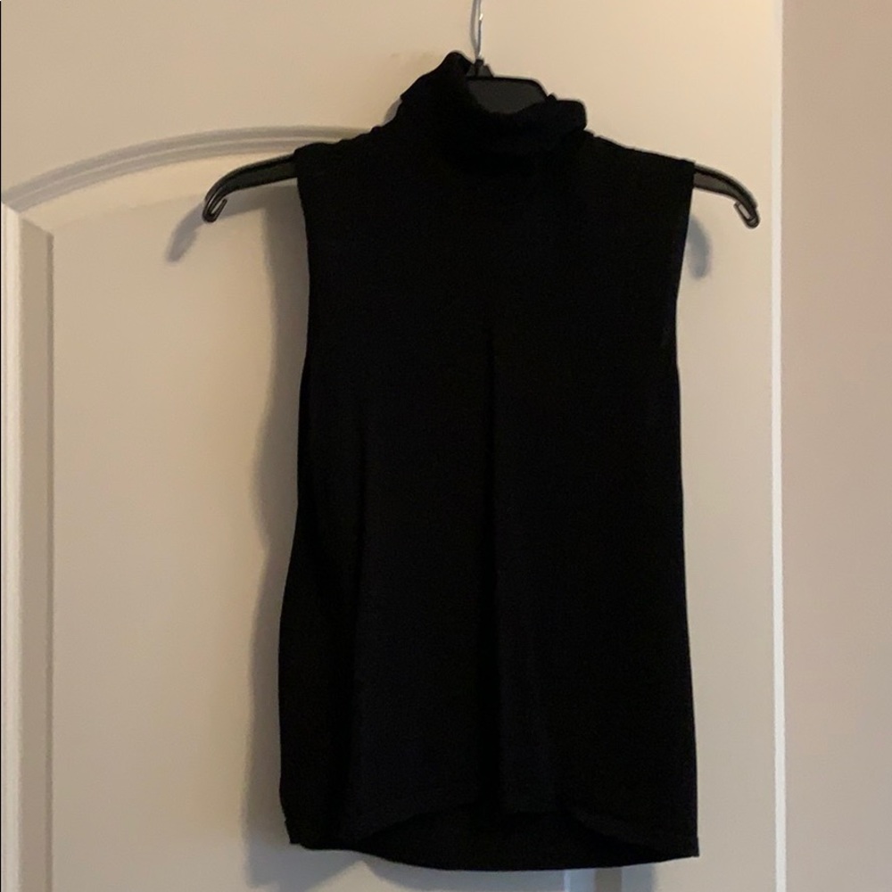 No sleeve turtle neck